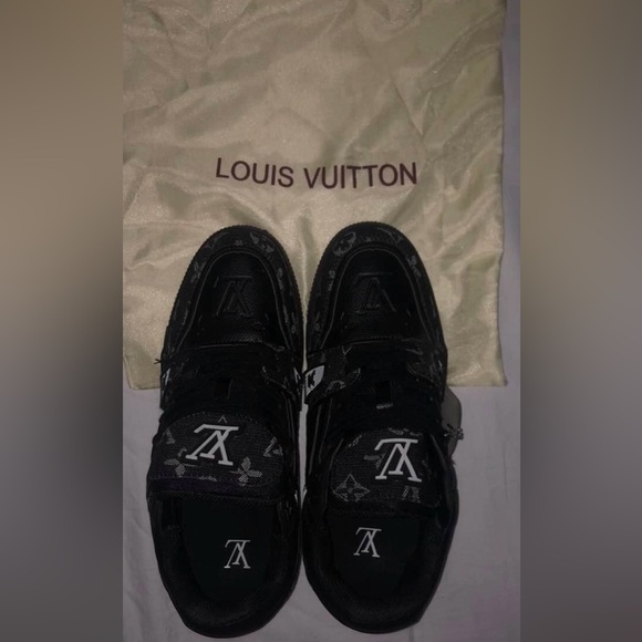 Louis Vuitton Trainer Sneaker - Picture 2 of 4